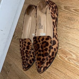 Pointed toe leopard flats